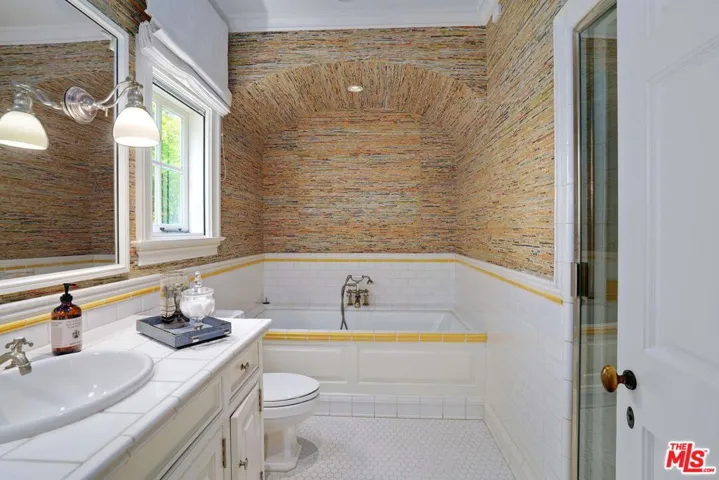 10372 Strathmore Drive, Los Angeles, California 90024