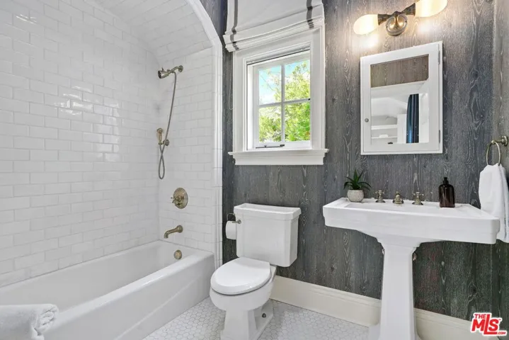 10372 Strathmore Drive, Los Angeles, California 90024