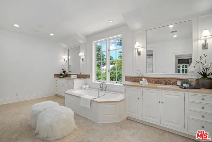 10372 Strathmore Drive, Los Angeles, California 90024