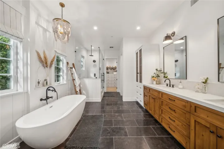Primary en suite bath