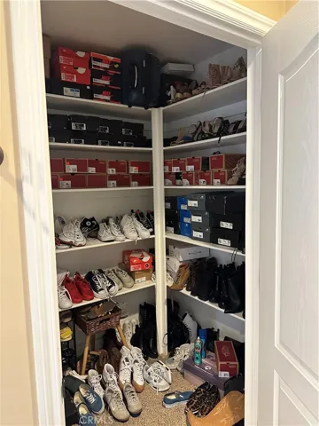 2.walking closet master bedroom