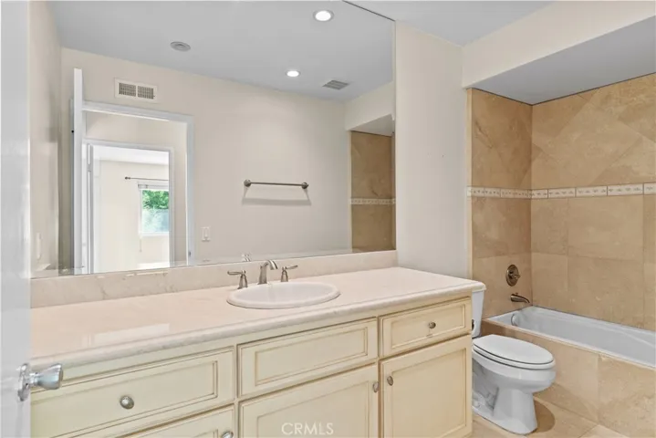 Upstairs bathroom (bathtub only)