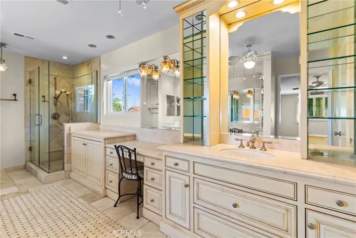 Primary en suite bathroom