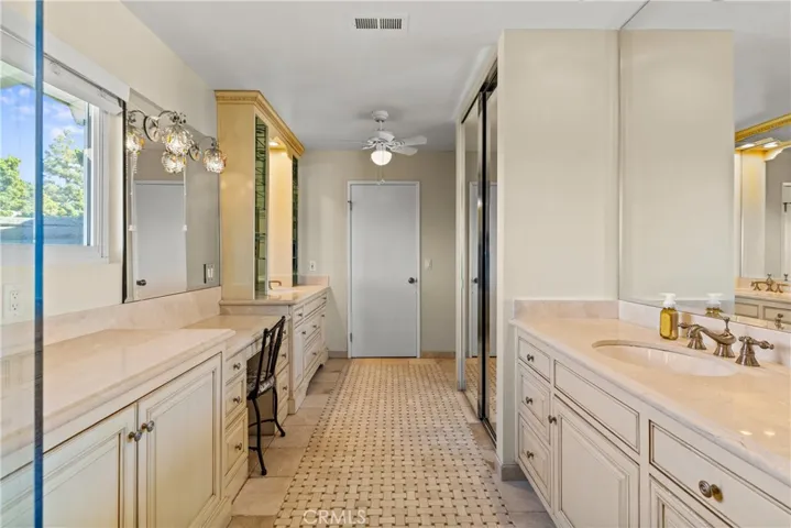 Primary en suite bathroom