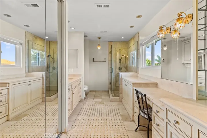 Primary en suite bathroom