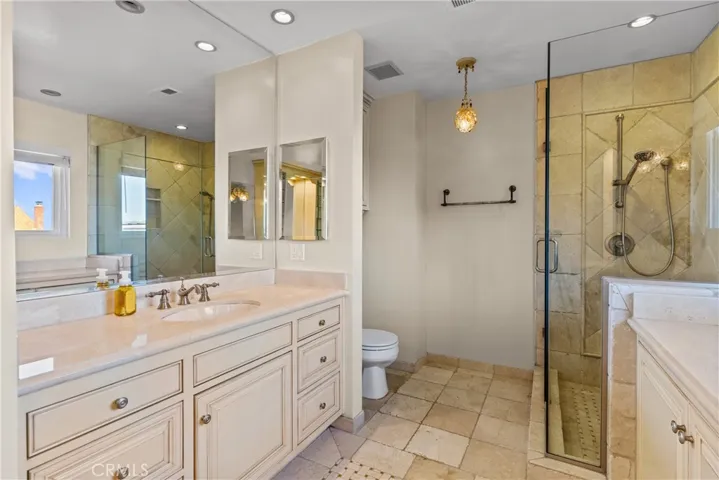 Primary en suite bathroom