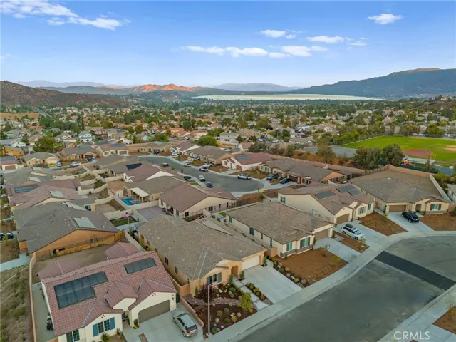Great Neighborhood close to Lake.