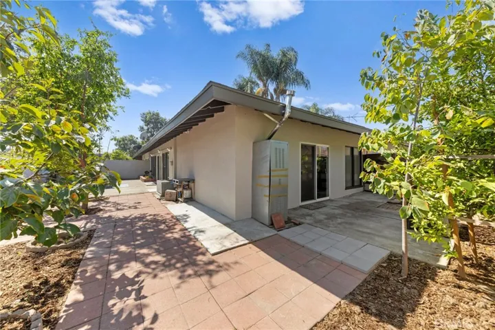 1901 E. 19th St. 3, Santa Ana, California 92705