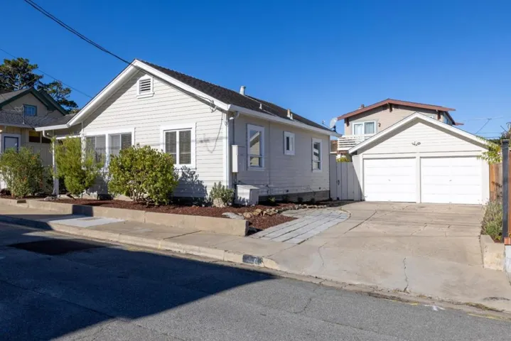 406 10th Street, Pacific Grove, California 93950
