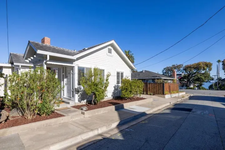406 10th Street, Pacific Grove, California 93950