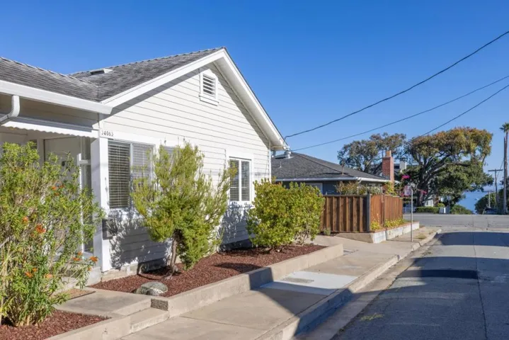 406 10th Street, Pacific Grove, California 93950