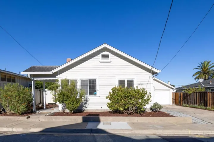 406 10th Street, Pacific Grove, California 93950