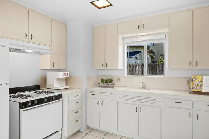 406 10th Street, Pacific Grove, California 93950