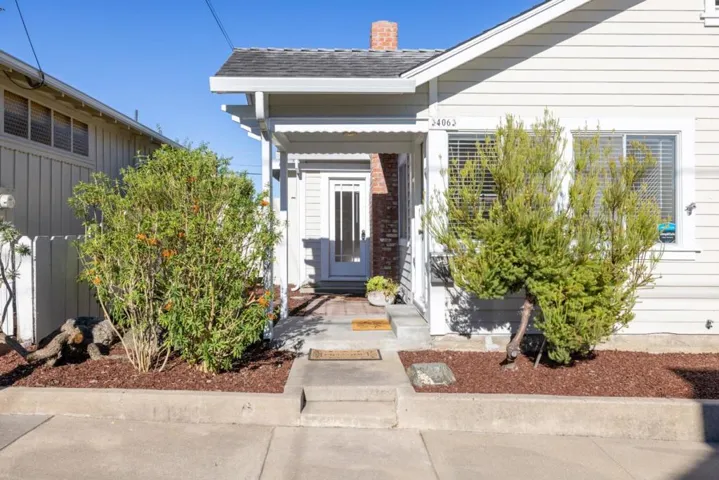 406 10th Street, Pacific Grove, California 93950