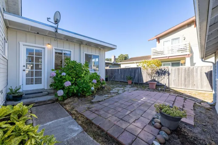 406 10th Street, Pacific Grove, California 93950