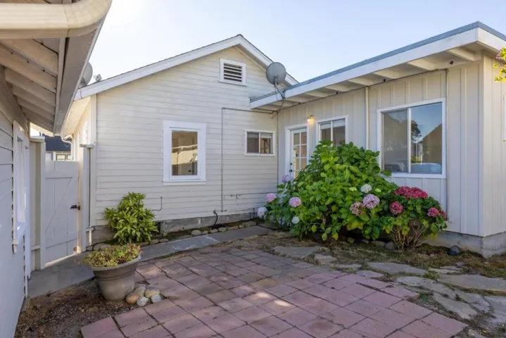 406 10th Street, Pacific Grove, California 93950