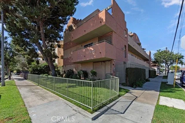 2422 E 11th Street, Long Beach, California 90804