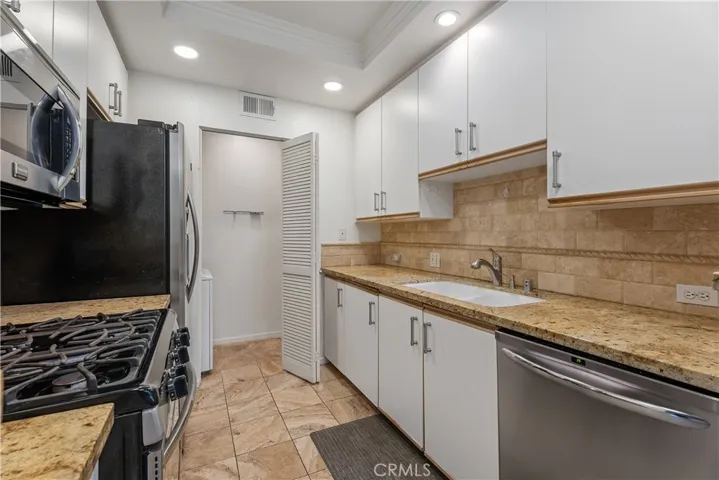 16 Villa Point Drive, Newport Beach, California 92660