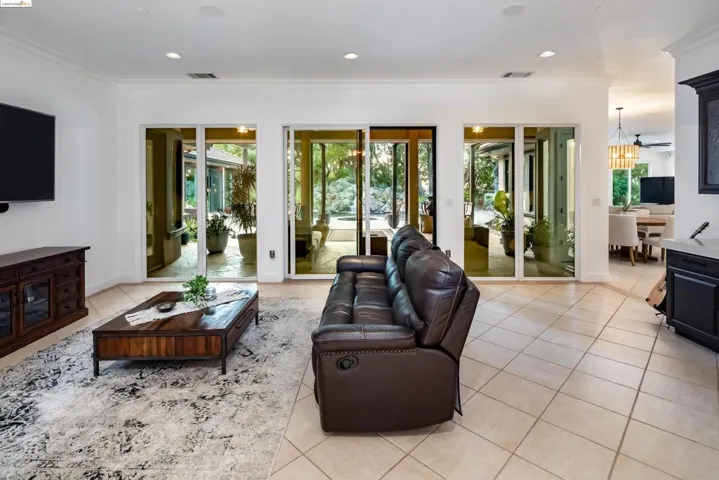 621 Bear Oaks Ln, Martinez, California 94553