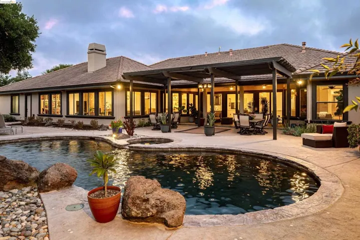 621 Bear Oaks Ln, Martinez, California 94553