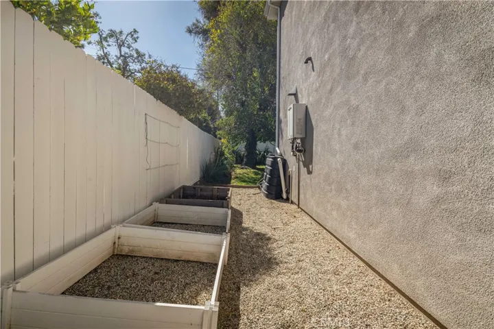Garden area on side