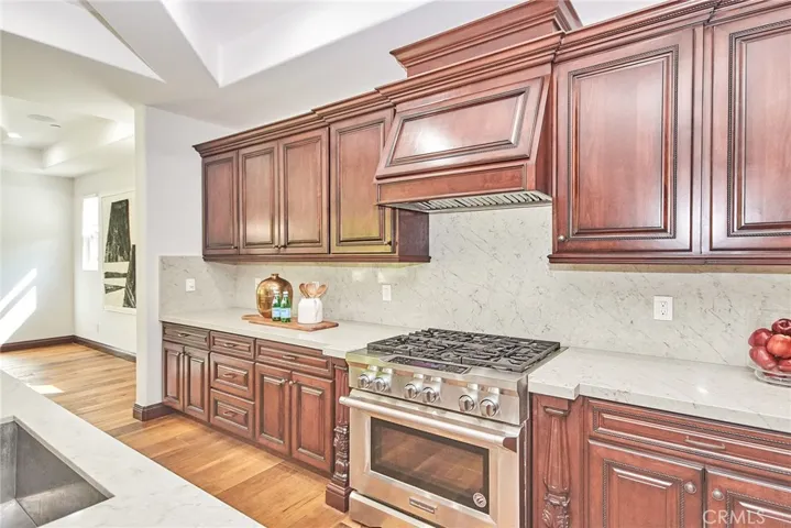 Kitchen with 6 Buner Gas Stove