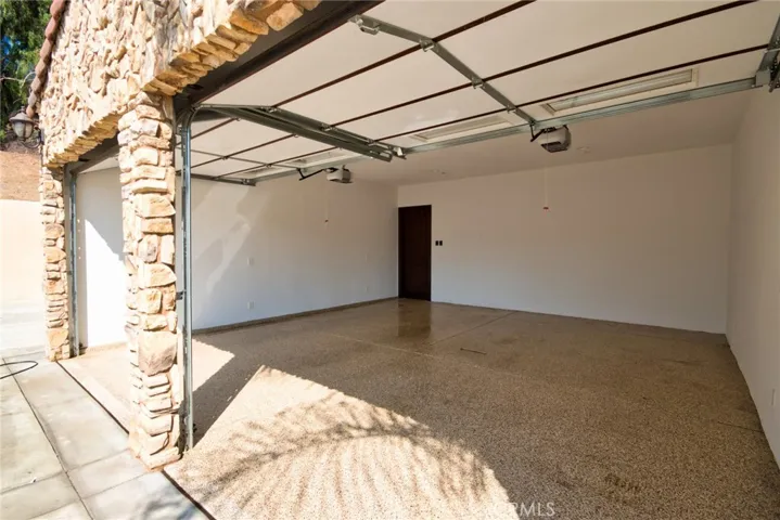 3Car Garage