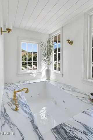 PRIMARY SUITE  BATHTUB