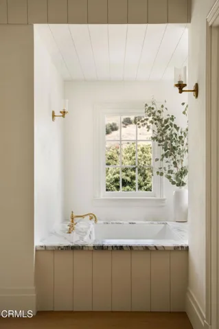 Luxe Whirlpool Bath