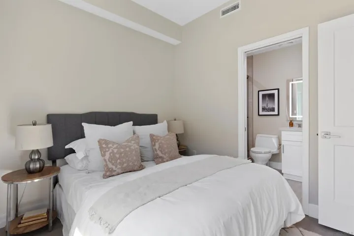 1952 Hornblend St 6, San Diego, California 92109