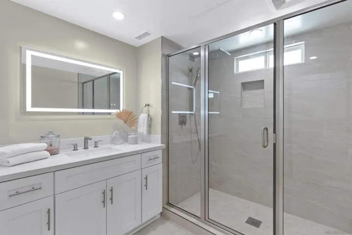 1952 Hornblend St 6, San Diego, California 92109