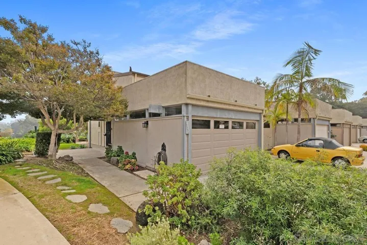 8967 Caminito Fresco, La Jolla, California 92037