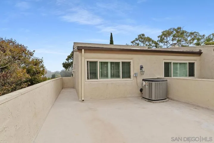 8967 Caminito Fresco, La Jolla, California 92037