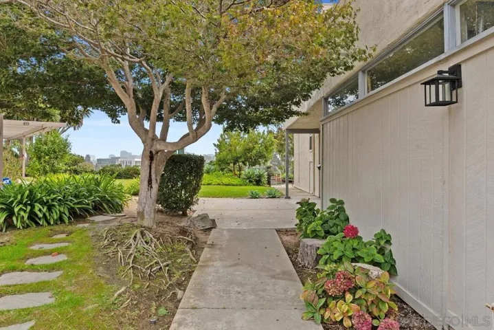 8967 Caminito Fresco, La Jolla, California 92037