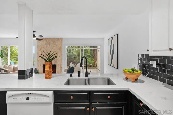 8967 Caminito Fresco, La Jolla, California 92037