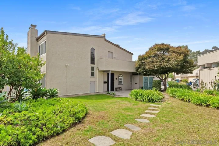 8967 Caminito Fresco, La Jolla, California 92037
