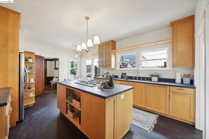 4160 Emerald St, Oakland, California 94609