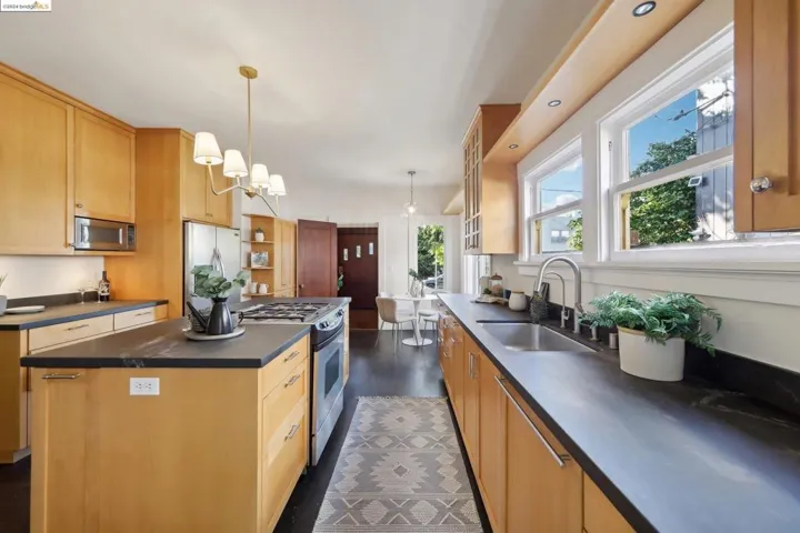 4160 Emerald St, Oakland, California 94609