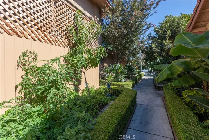 Garden and walkway toward Los Rios Street.