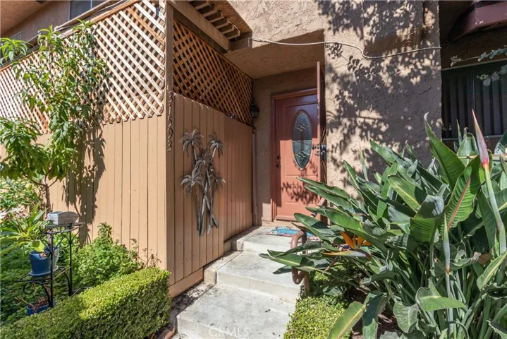 Attractive curb appeal!