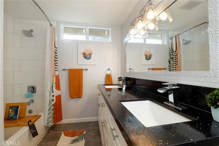 Large secondary Bathroom