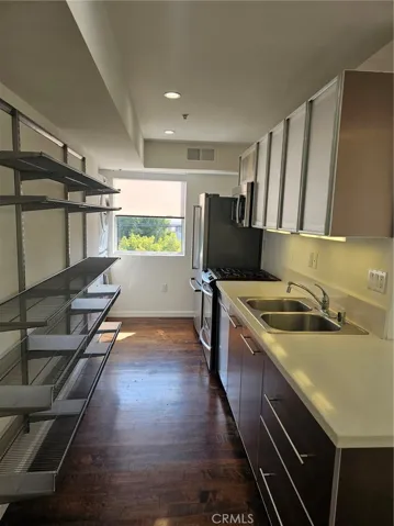 5806 Waring Avenue 15, Los Angeles, California 90038