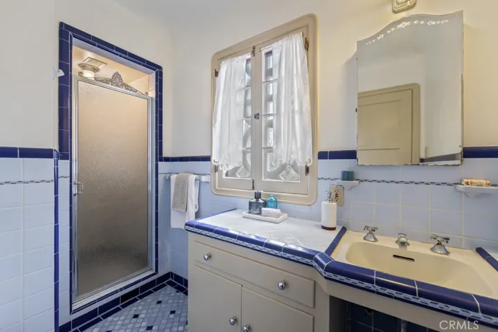 Upstairs guest bath