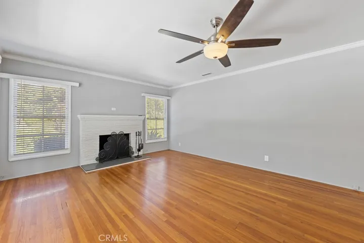 3710 Myrlte living room