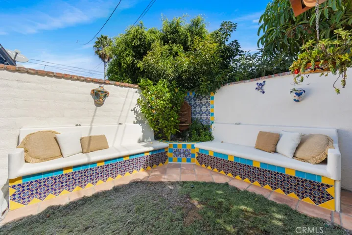 901 E 37th rear courtyard seating