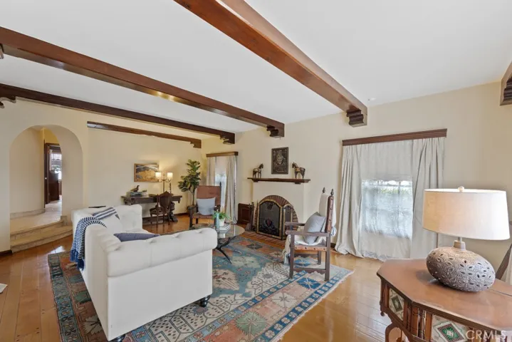 901 E 37th Livingroom