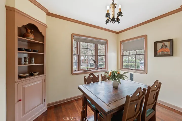 Breakfast nook with builtin