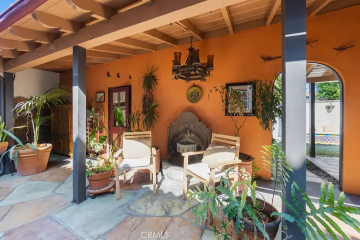 901 E 37th courtyard area in backyard