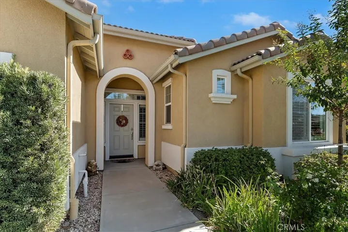 Classy Arched Doorway Welcomes Guests at the Courtyard