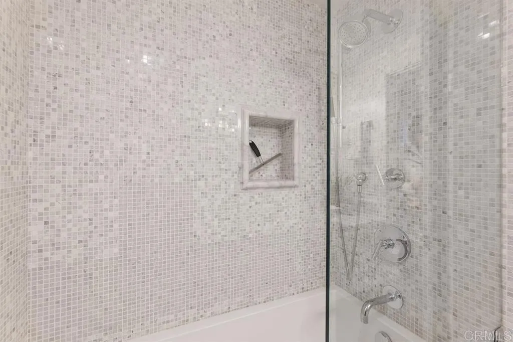 Comfy bathtub in the secondary bath!
